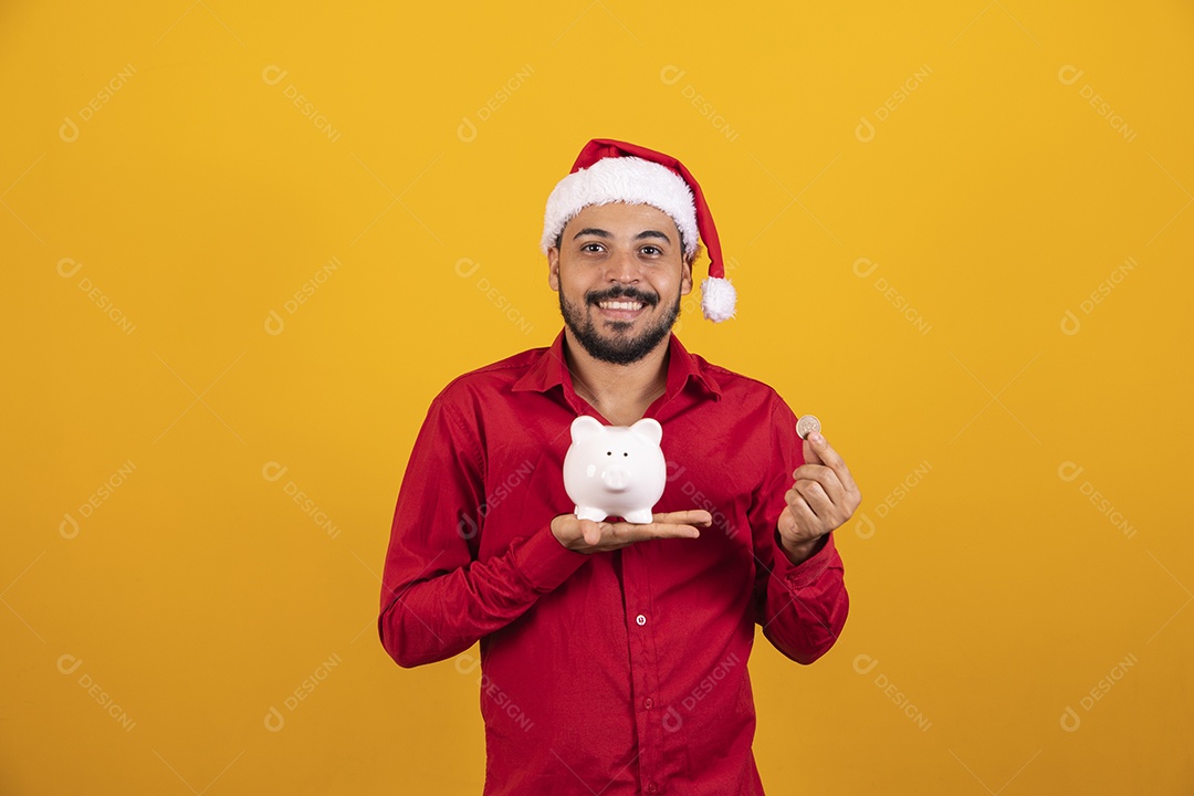 Homem bonito vestido para o natal com chapéu de papai Noel.