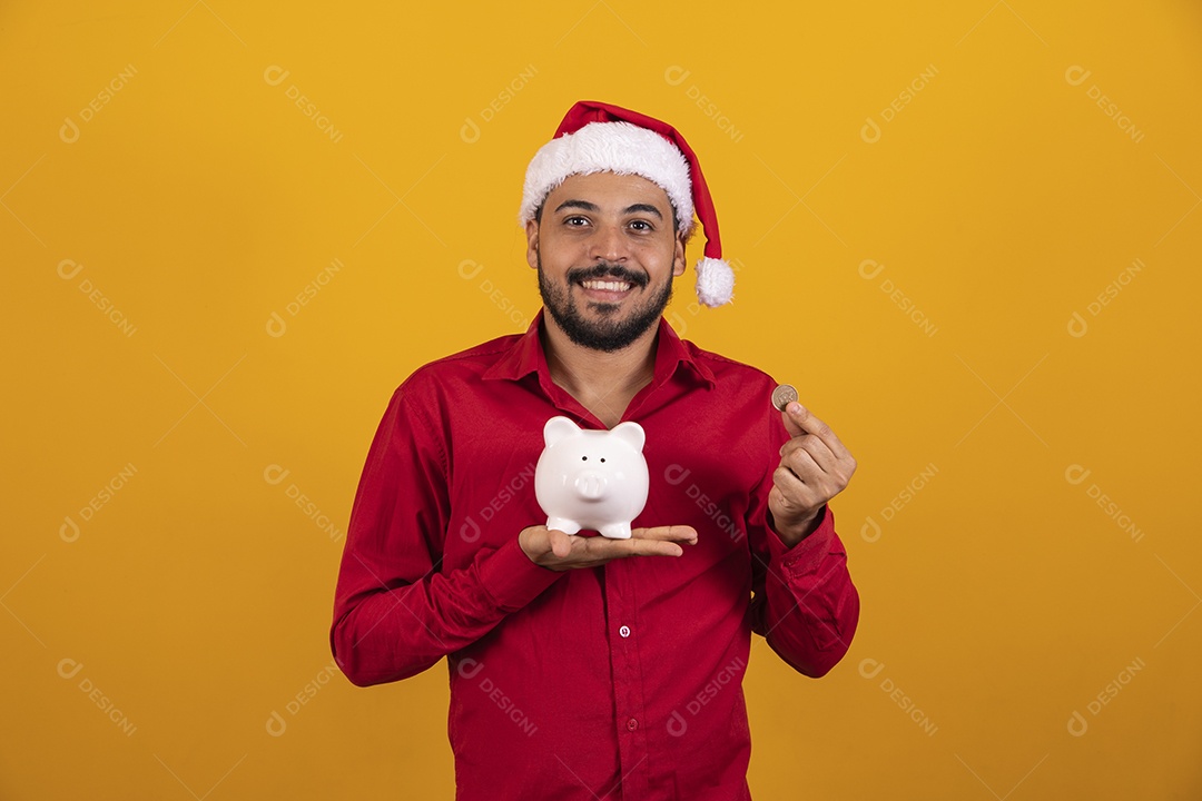 Homem bonito vestido para o natal com chapéu de papai Noel.