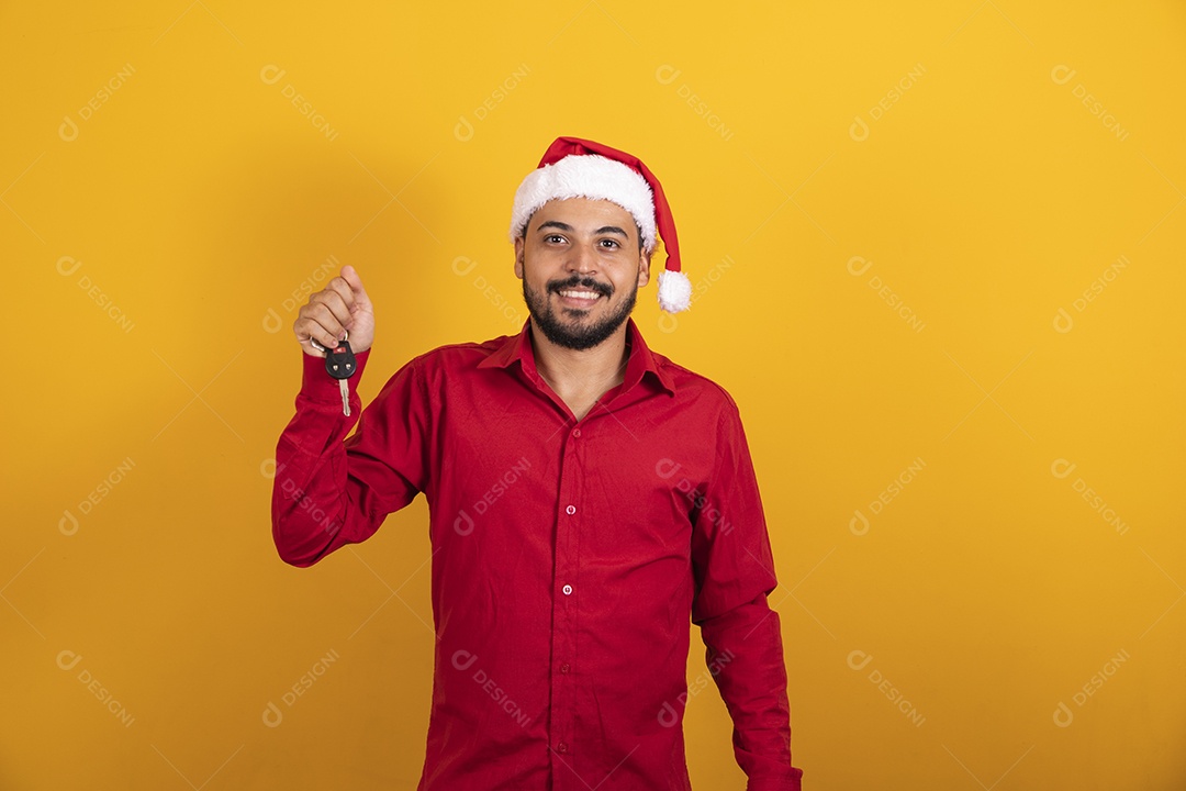 Homem bonito vestido para o natal com chapéu de papai Noel.
