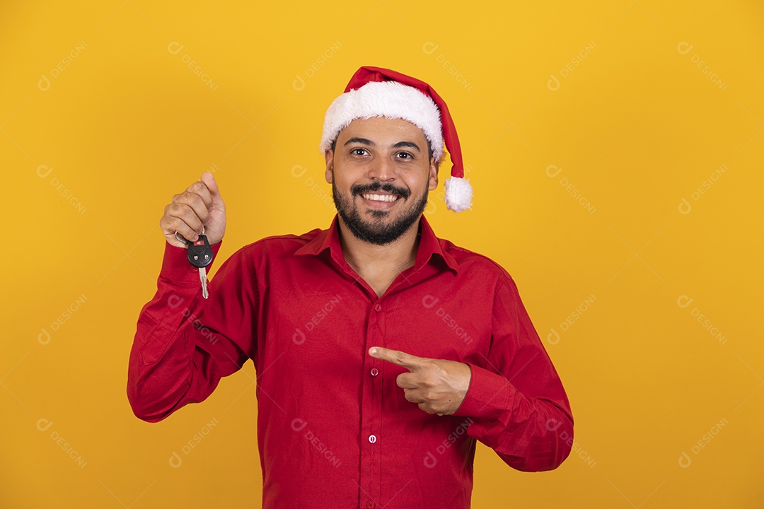 Homem bonito vestido para o natal com chapéu de papai Noel.