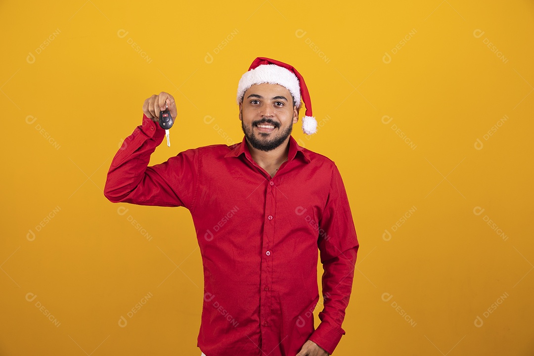 Homem bonito vestido para o natal com chapéu de papai Noel.