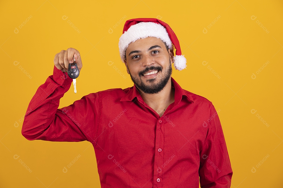 Homem bonito vestido para o natal com chapéu de papai Noel.