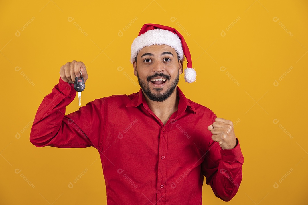 Homem bonito vestido para o natal com chapéu de papai Noel.