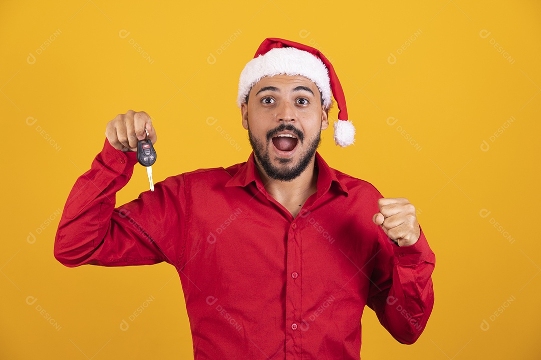 Homem bonito vestido para o natal com chapéu de papai Noel.