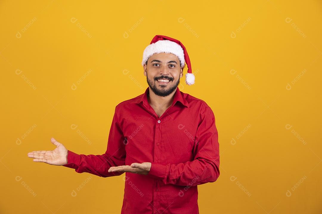 Homem bonito vestido para o natal com chapéu de papai Noel.