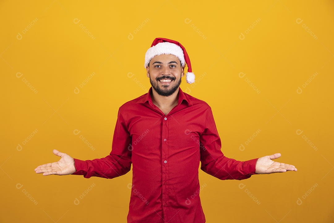 Homem bonito vestido para o natal com chapéu de papai Noel.