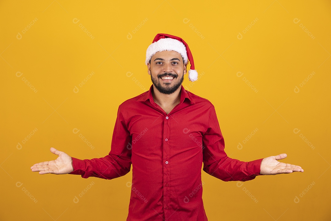 Homem bonito vestido para o natal com chapéu de papai Noel.