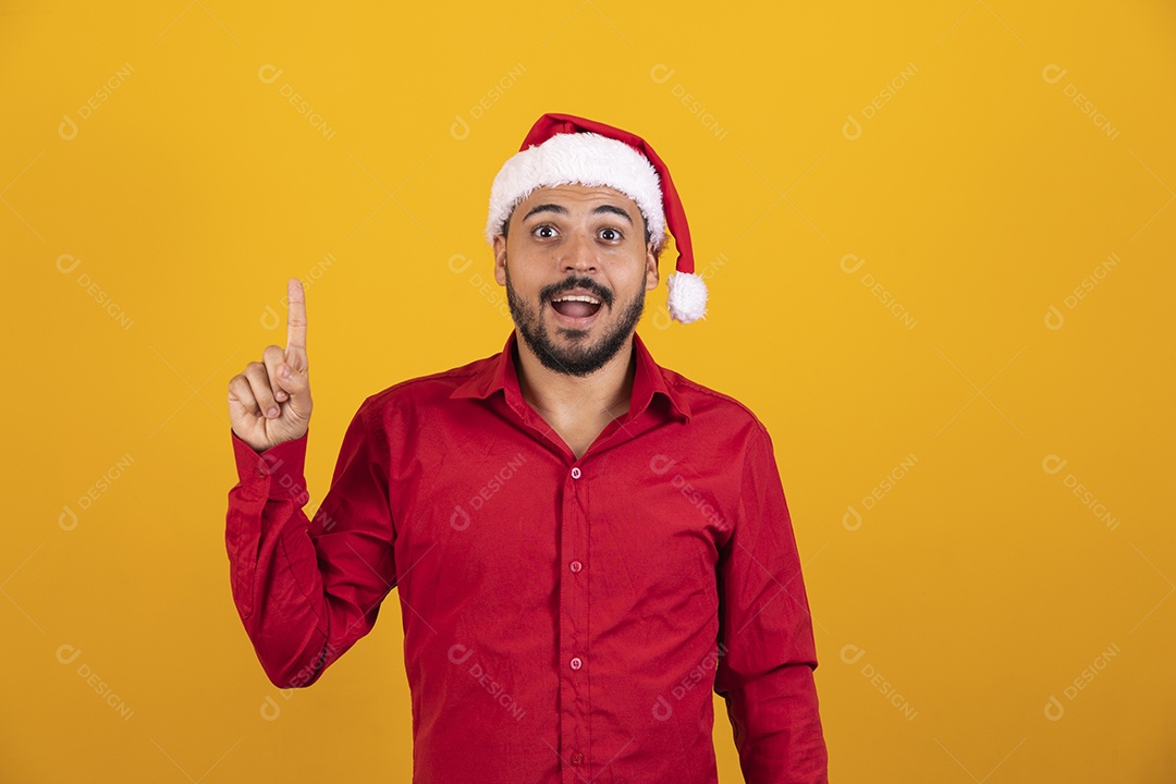 Homem bonito vestido para o natal com chapéu de papai Noel.