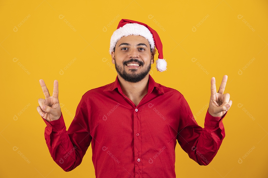 Homem bonito vestido para o natal com chapéu de papai Noel.