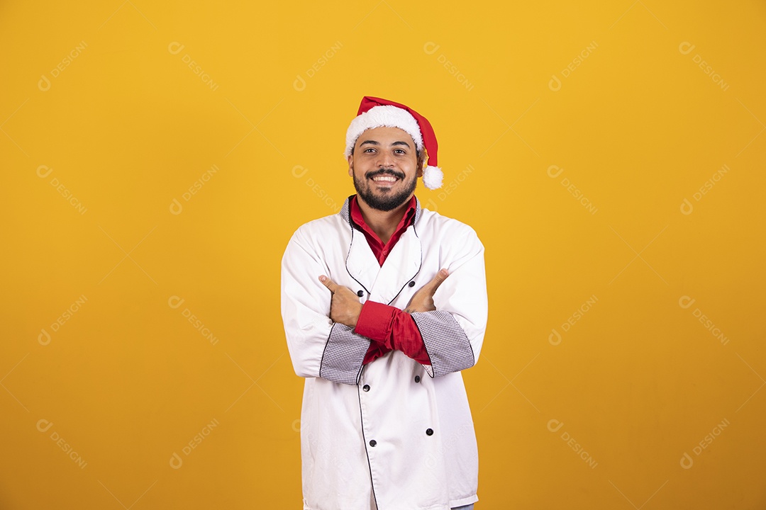 Homem bonito vestido para o natal com chapéu de papai Noel.
