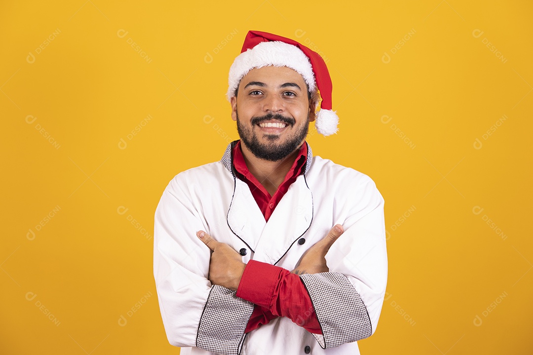Homem jovem sorridente usando gorro Papai Noel
