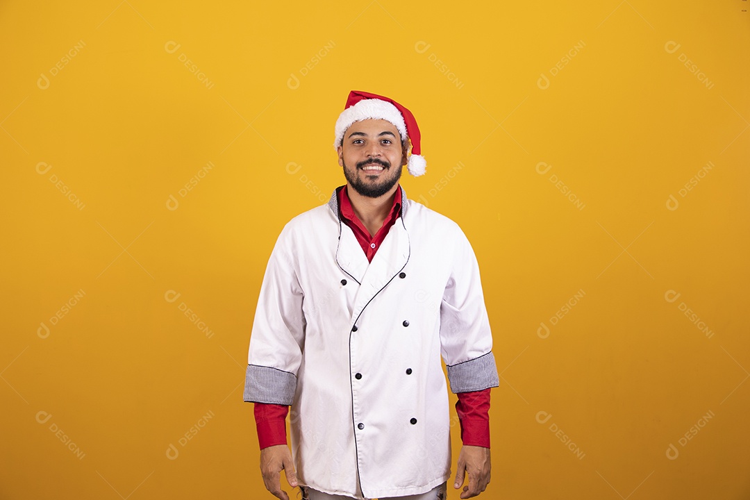 Homem jovem sorridente usando gorro Papai Noel