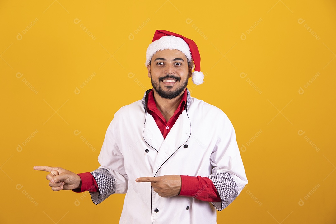 Homem jovem sorridente usando gorro Papai Noel