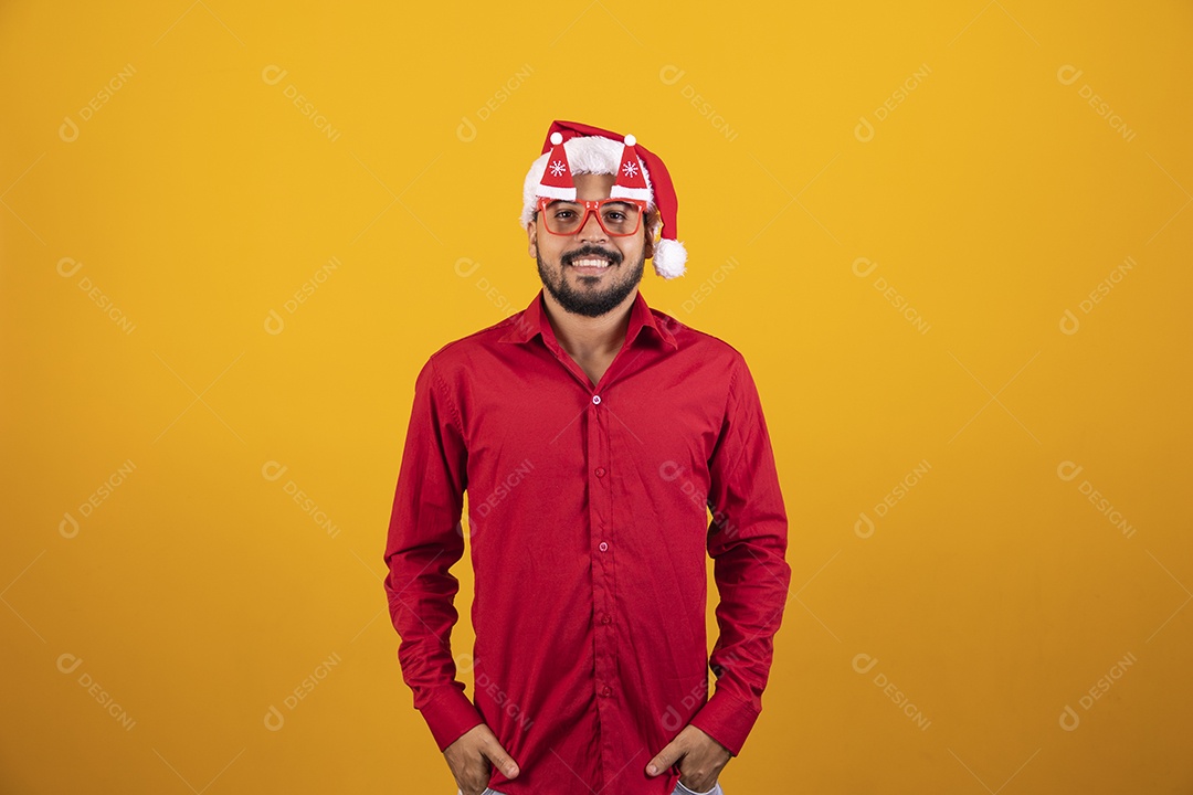 Homem jovem sorridente usando gorro Papai Noel