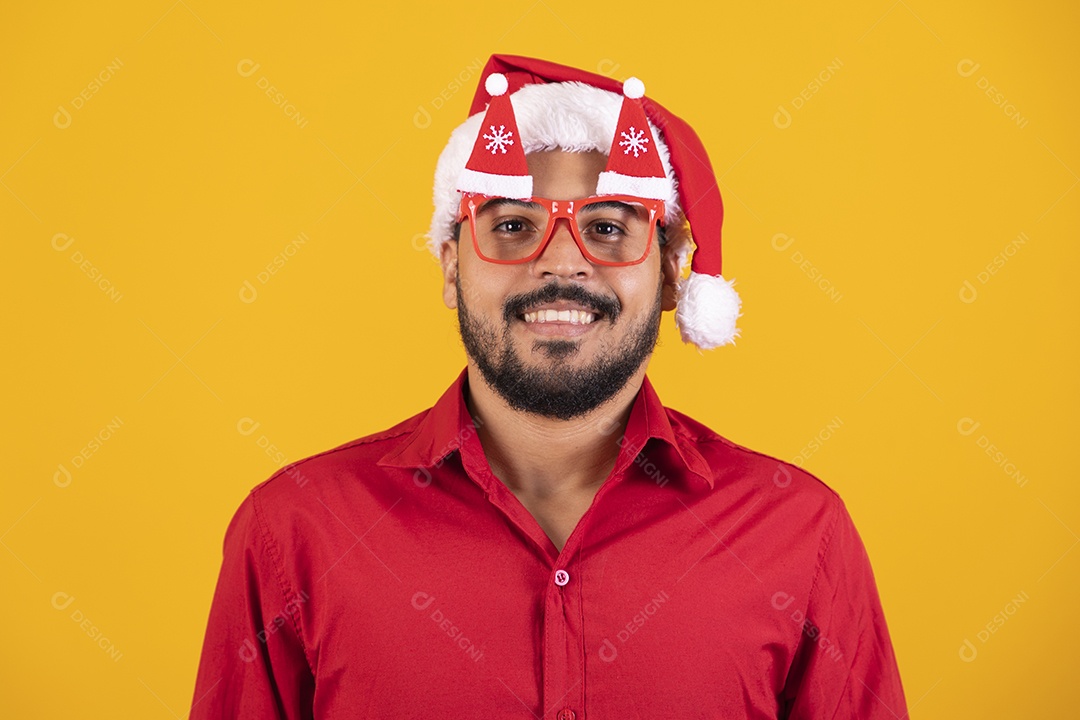 Homem jovem sorridente usando gorro Papai Noel