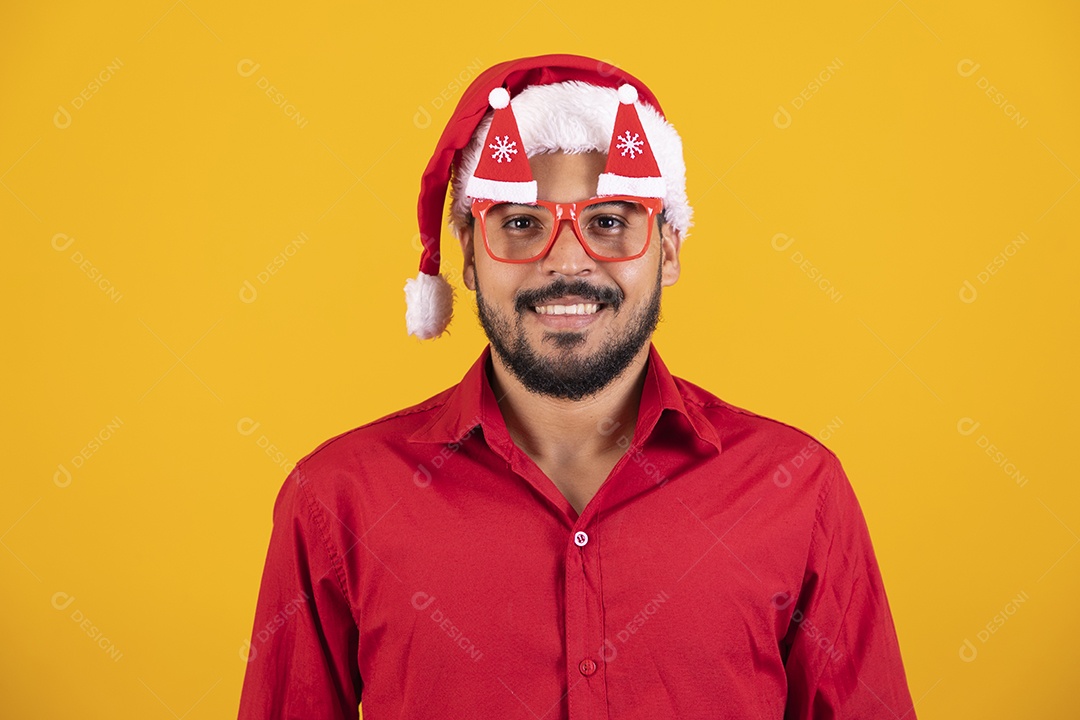 Homem jovem sorridente usando gorro Papai Noel