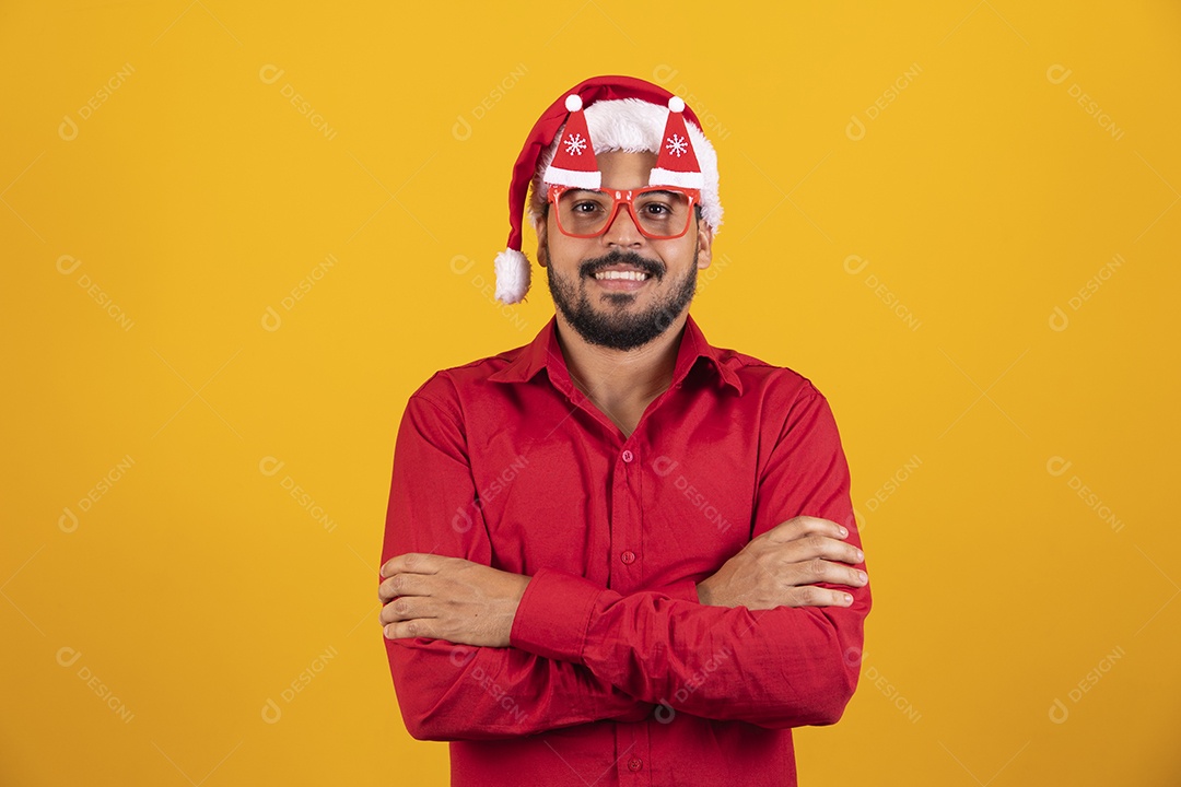 Homem jovem sorridente usando gorro Papai Noel