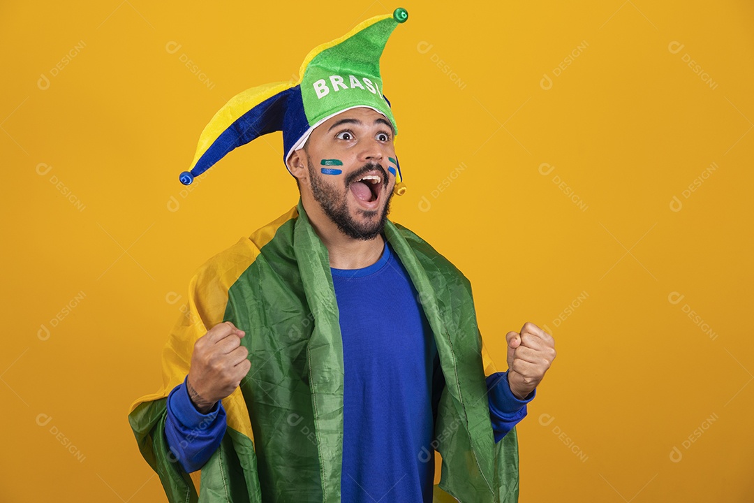 Homem jovem torcedor brasileiro sobre fundo amarelo