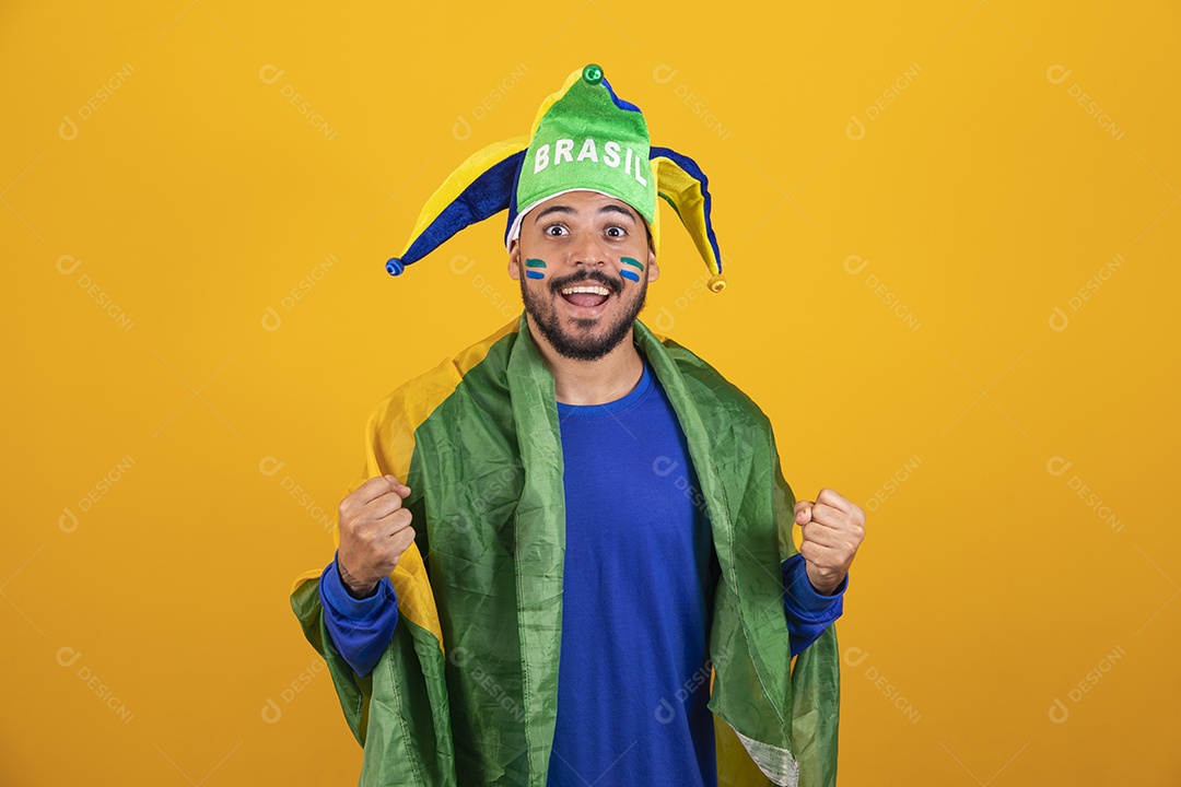 Homem jovem torcedor brasileiro sobre fundo amarelo