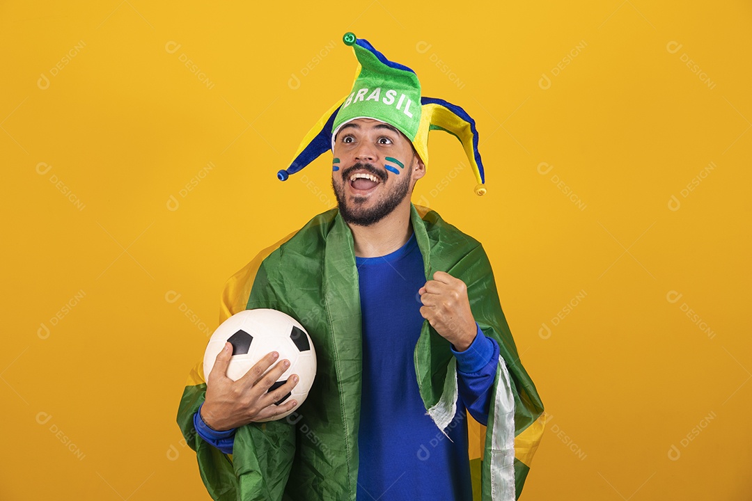 Homem jovem torcedor brasileiro sobre fundo amarelo