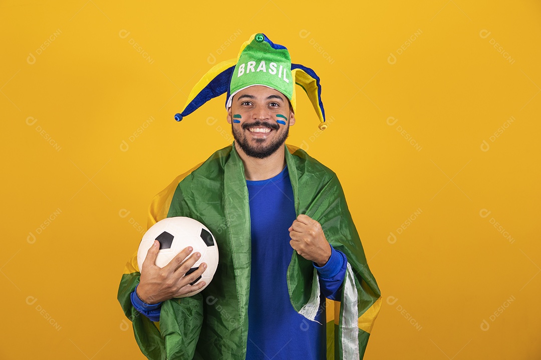 Homem jovem torcedor brasileiro sobre fundo amarelo
