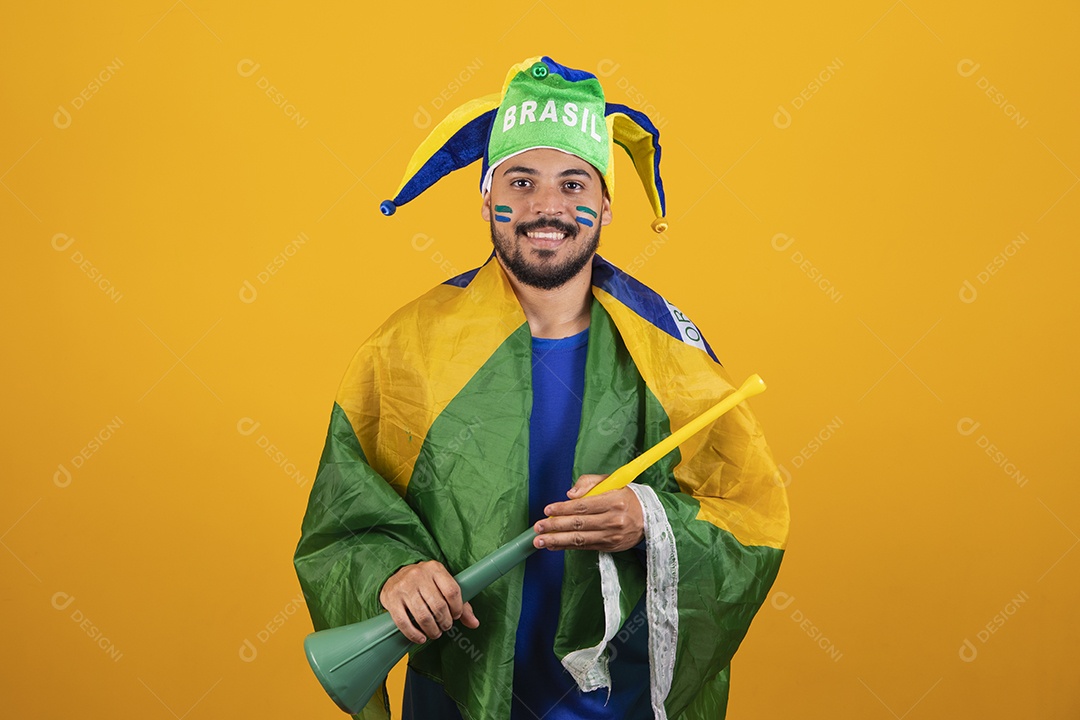 Homem jovem torcedor brasileiro sobre fundo amarelo