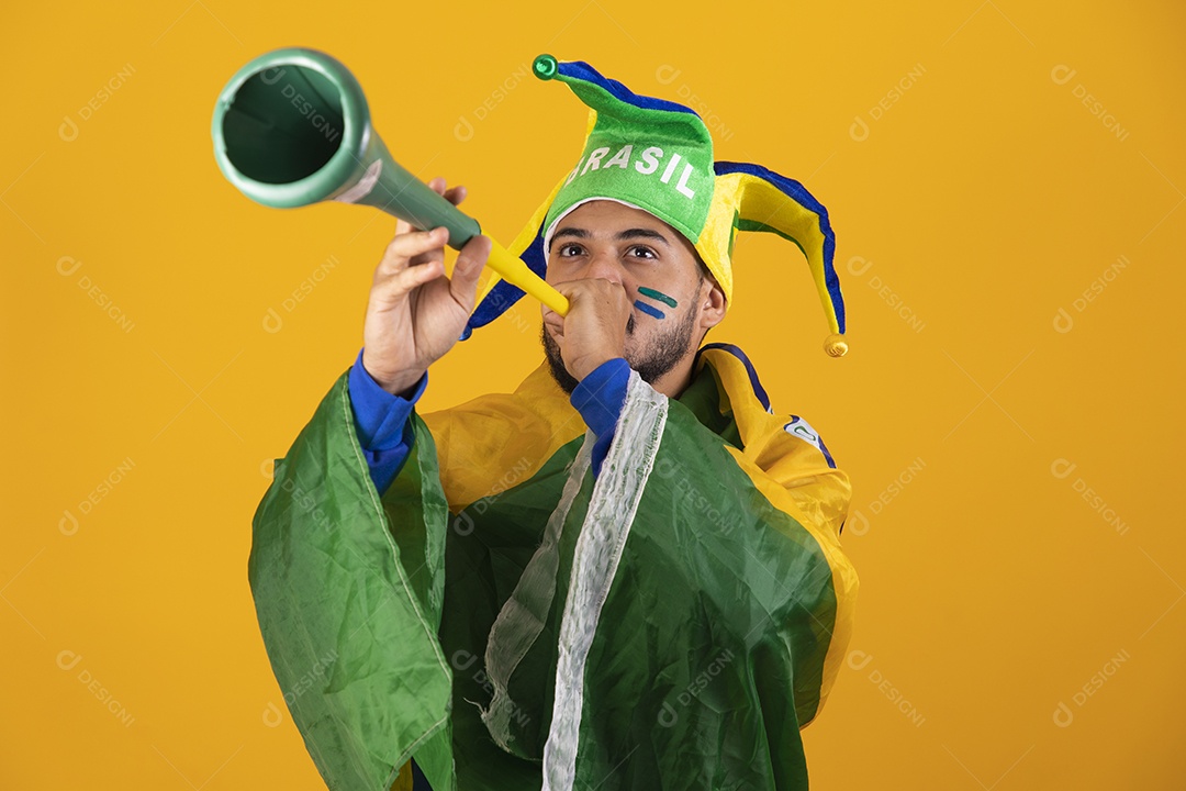 Homem jovem torcedor brasileiro sobre fundo amarelo