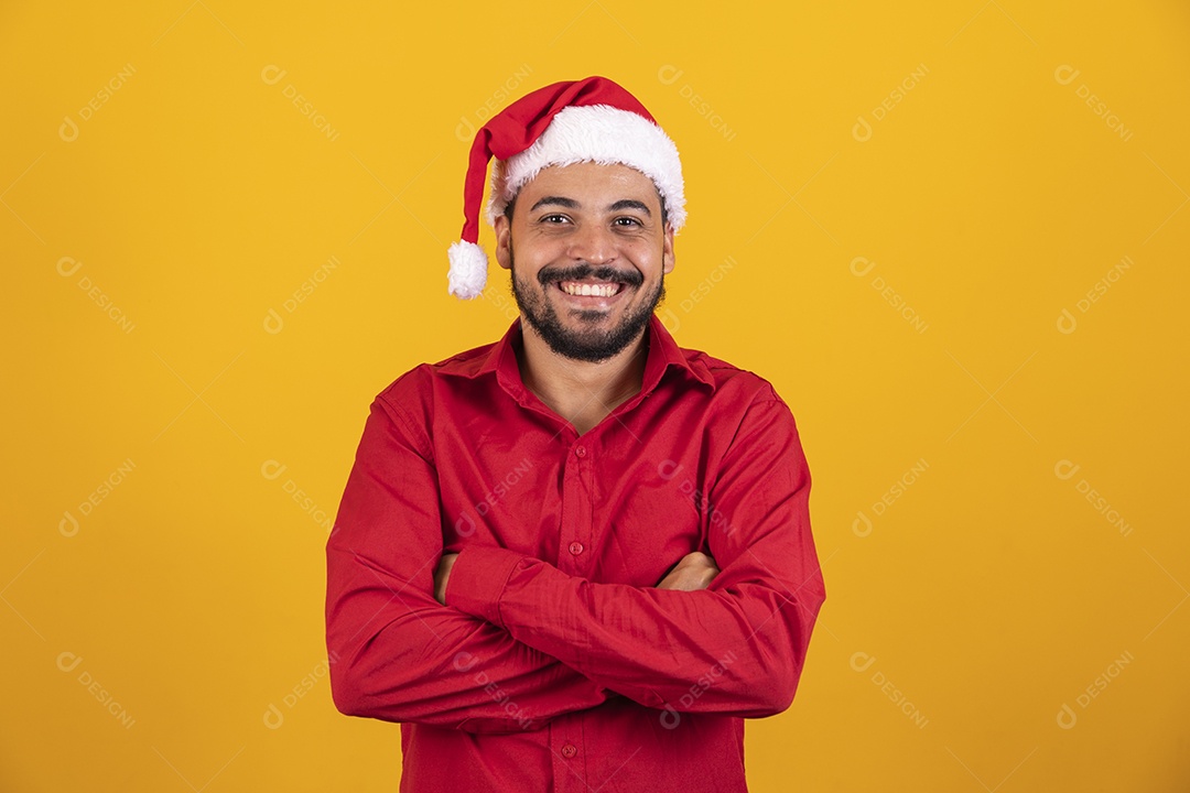 Homem jovem sorridente usando gorro Papai Noel