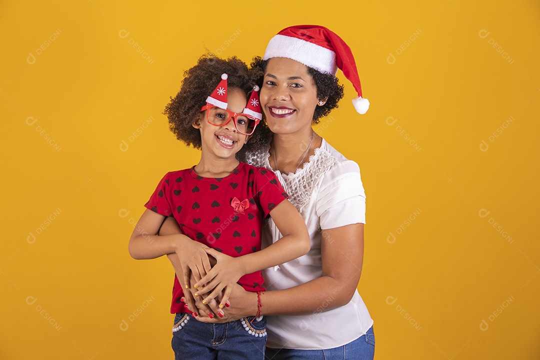 Linda mulher usando touca Papai Noel comemorando natal com sua filha