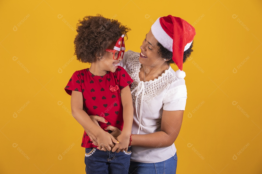 Linda mulher usando touca Papai Noel comemorando natal com sua filha