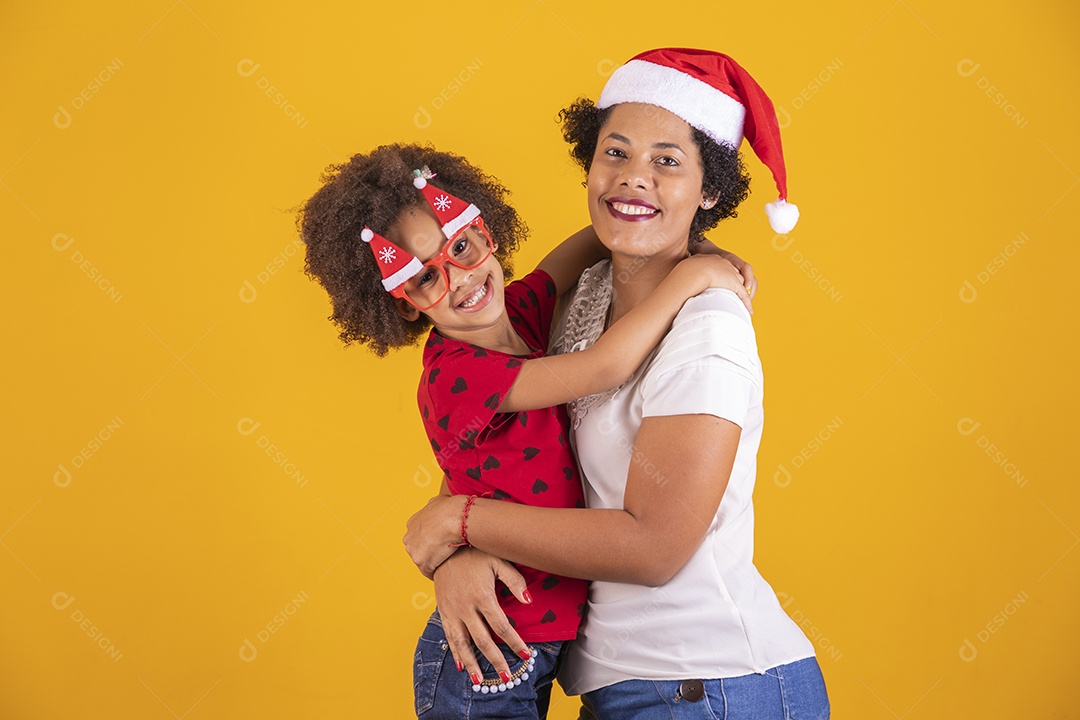 Linda mulher usando touca Papai Noel comemorando natal com sua filha