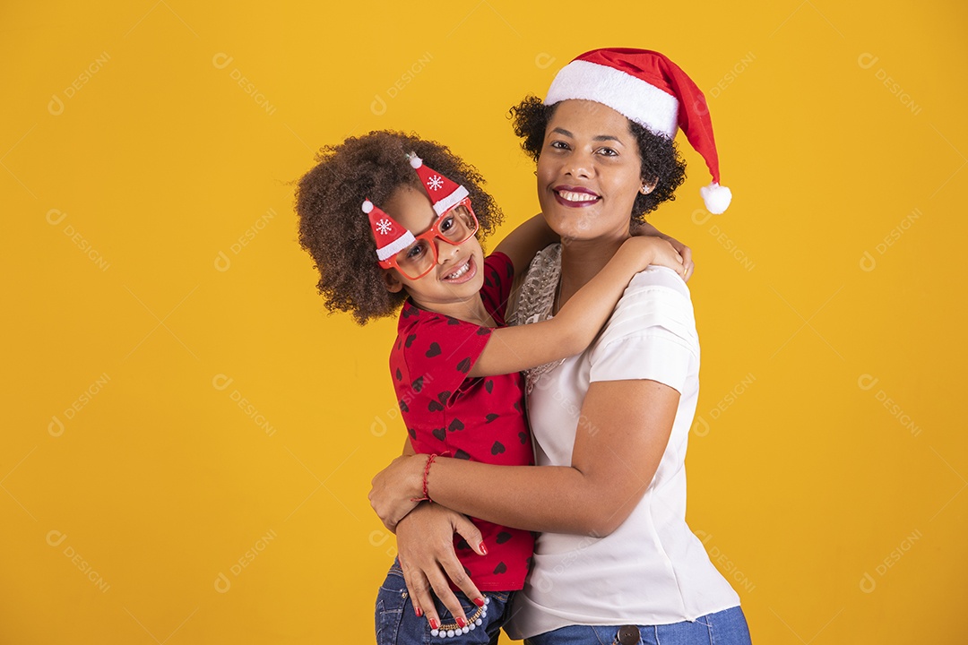 Linda mulher usando touca Papai Noel comemorando natal com sua filha