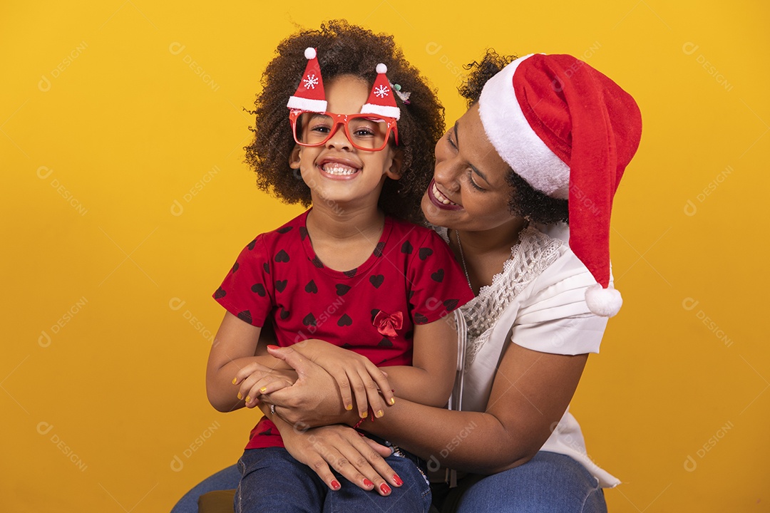 Linda mulher usando touca Papai Noel comemorando natal com sua filha