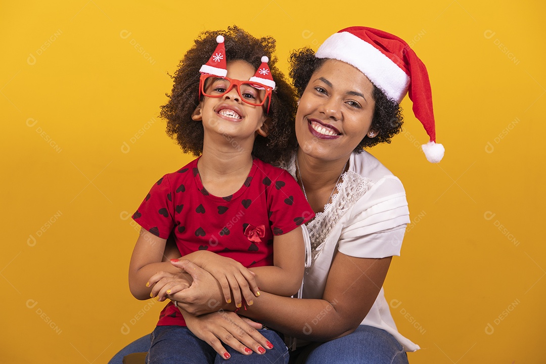 Linda mulher usando touca Papai Noel comemorando natal com sua filha
