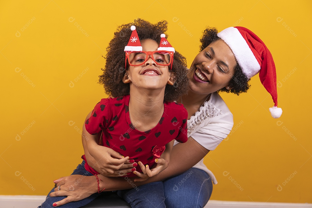 Linda mulher usando touca Papai Noel comemorando natal com sua filha