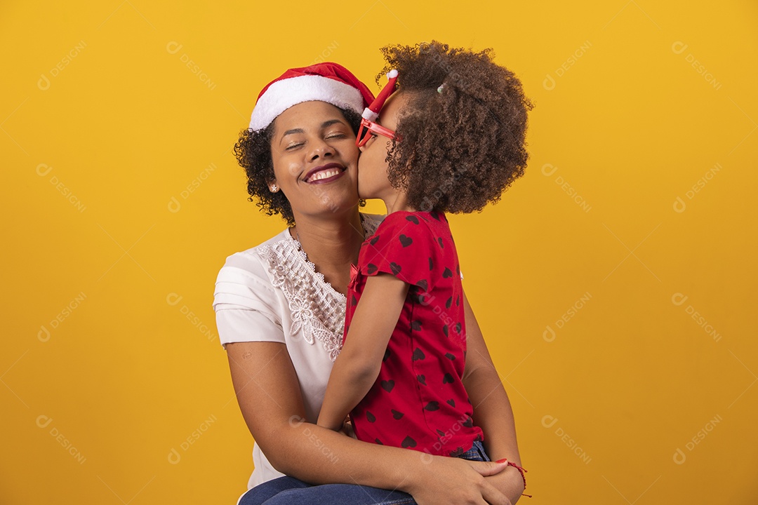 Linda mulher usando touca Papai Noel comemorando natal com sua filha