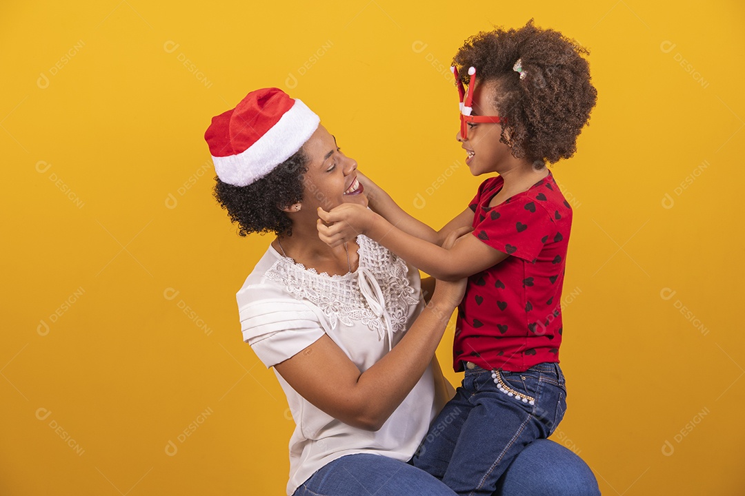 Linda mulher usando touca Papai Noel comemorando natal com sua filha