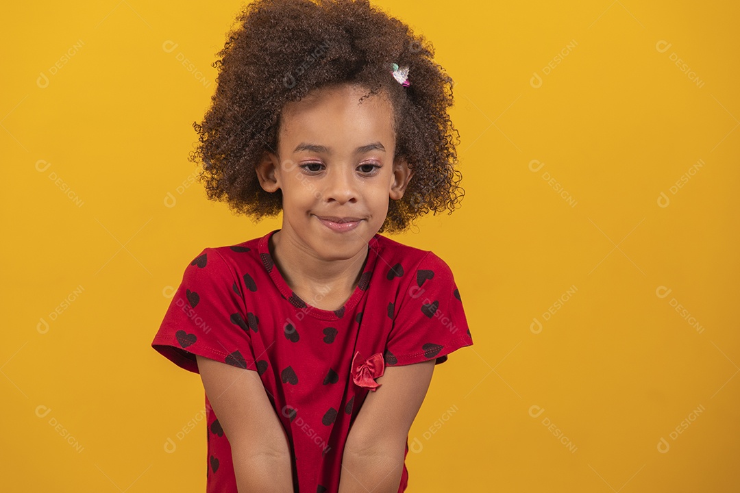 Linda menina criança sobre fundo isolado amarelo
