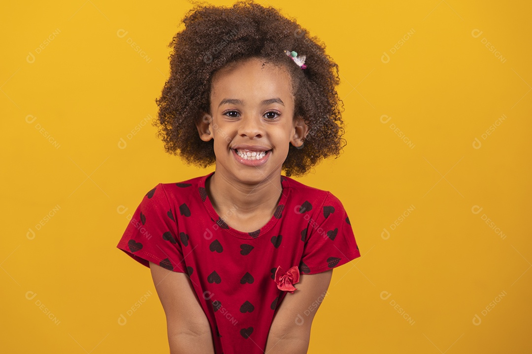 Linda menina criança sobre fundo isolado amarelo