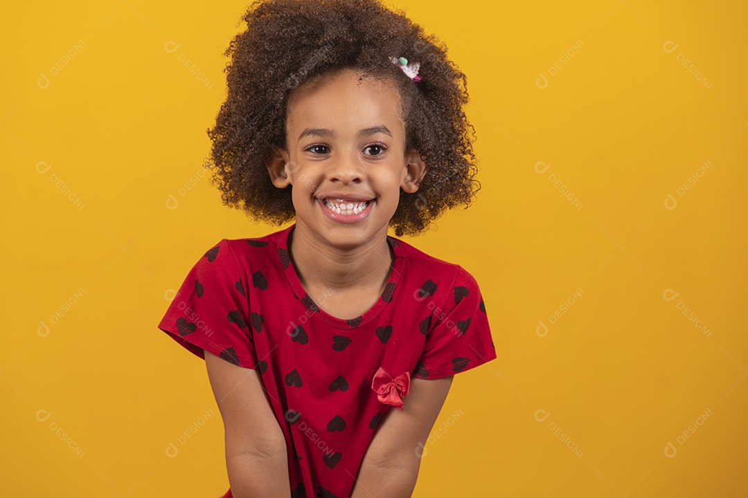 Linda menina criança sobre fundo isolado amarelo