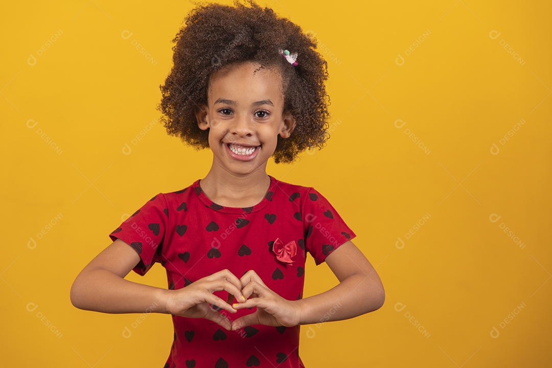 Linda menina criança sobre fundo isolado amarelo