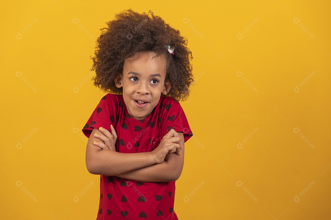 Linda menina criança sobre fundo isolado amarelo