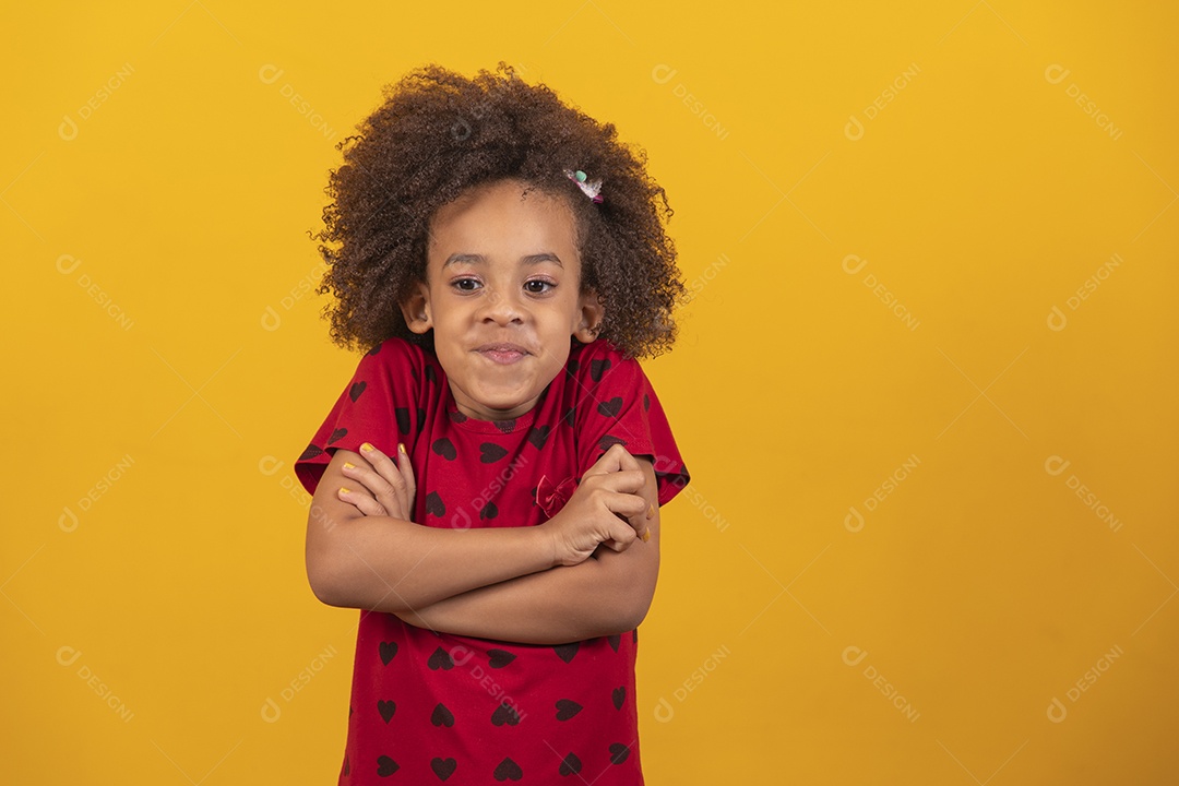 Linda menina criança sobre fundo isolado amarelo