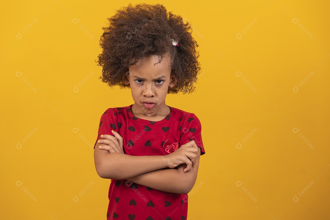 Linda menina criança sobre fundo isolado amarelo