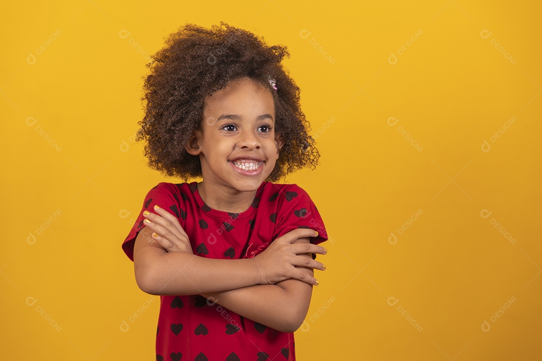 Linda menina criança sobre fundo isolado amarelo