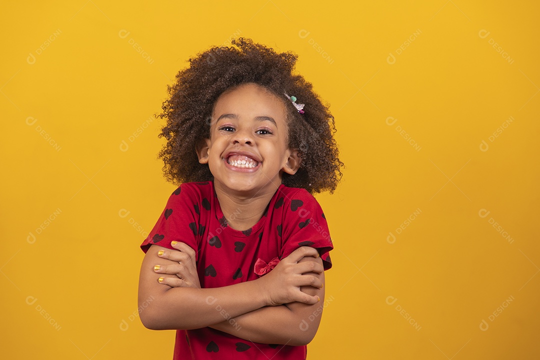 Linda menina criança sobre fundo isolado amarelo