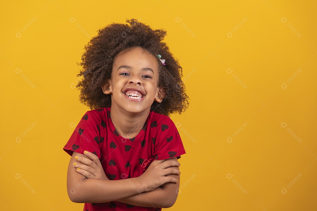 Linda menina criança sobre fundo isolado amarelo