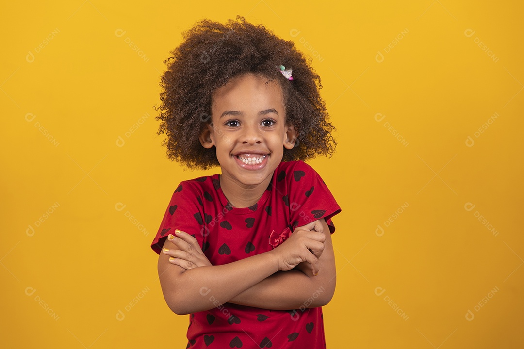 Linda menina criança sobre fundo isolado amarelo