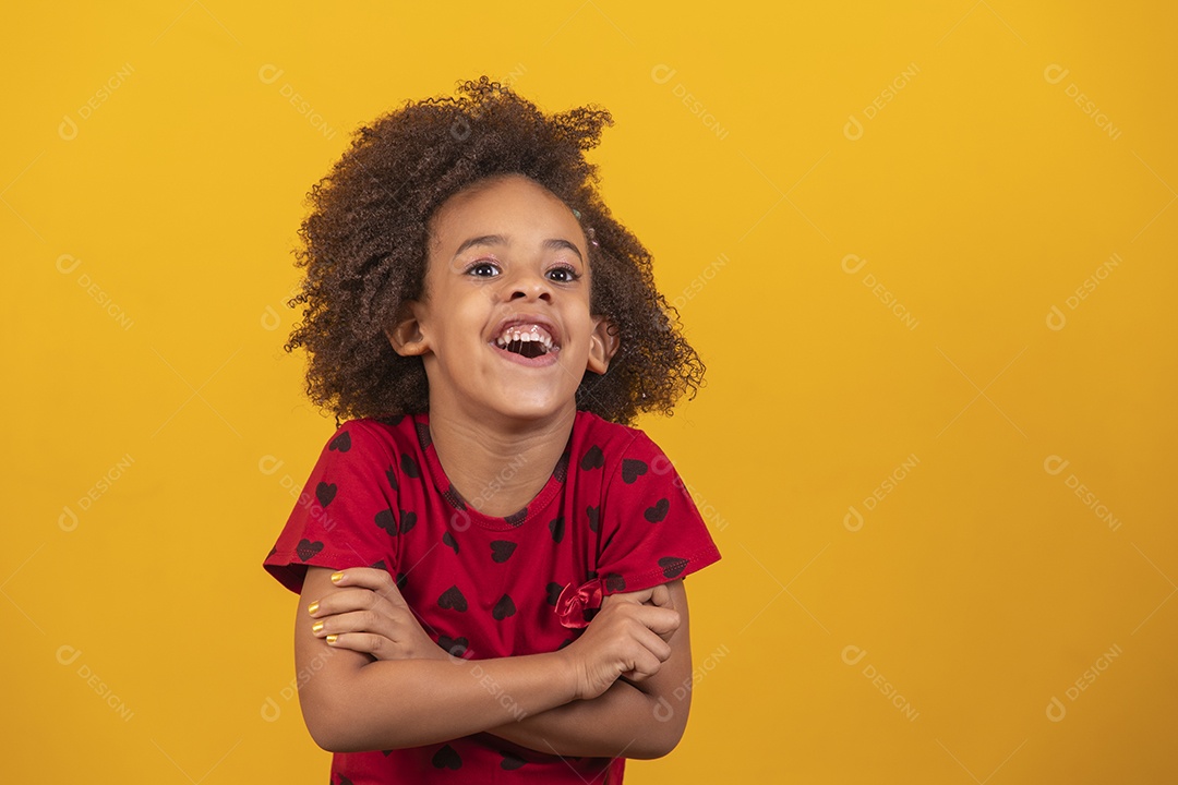 Linda menina criança sobre fundo isolado amarelo