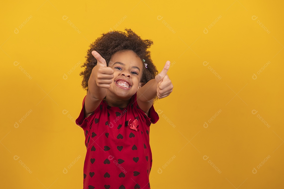 Linda menina criança sobre fundo isolado amarelo